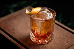 Brindando História: Receitas de Coquetéis Clássicos e Suas Origens Fascinantes